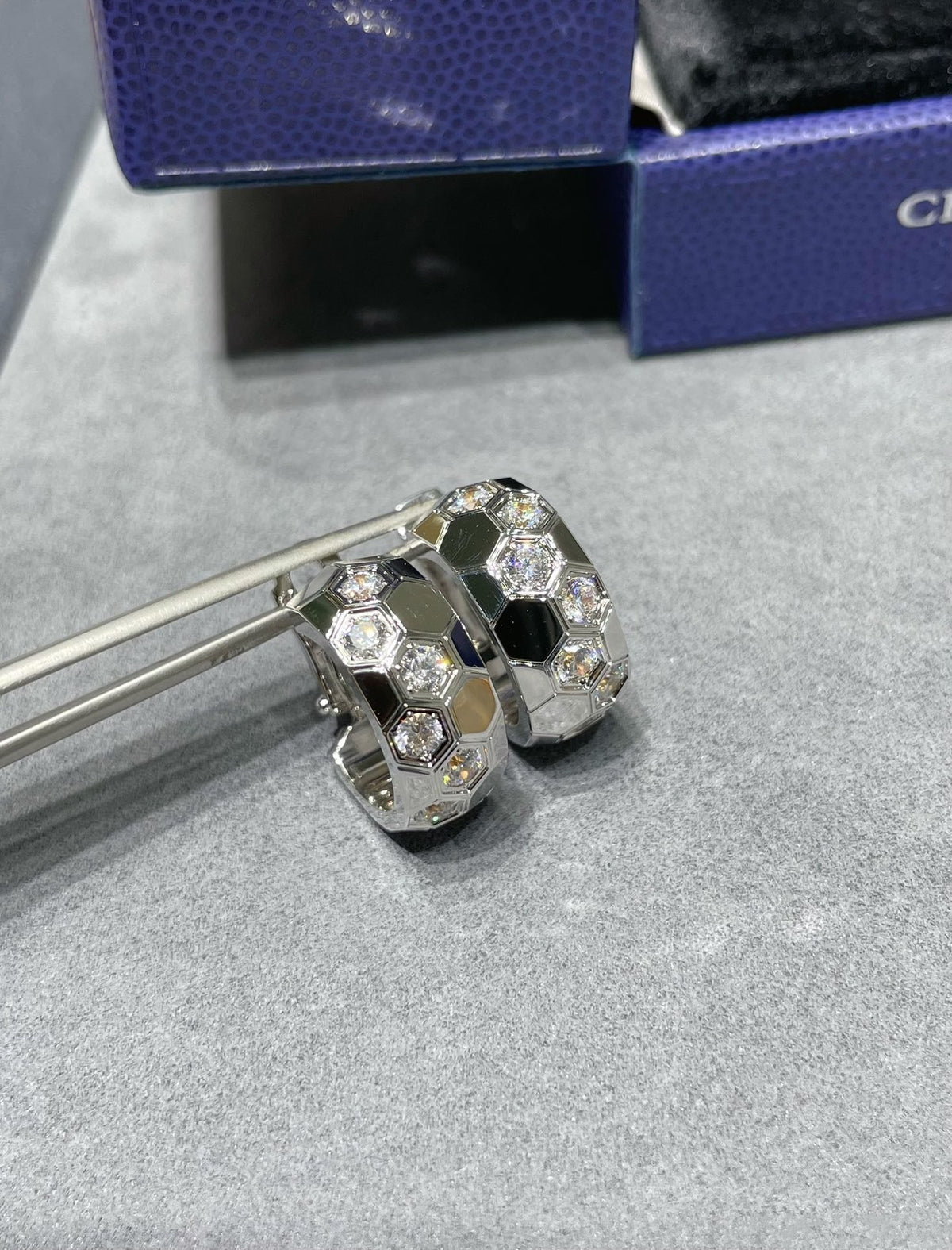 [Elara jewelsry ]BEE LOVE DIAMOND HOOP EARRINGS