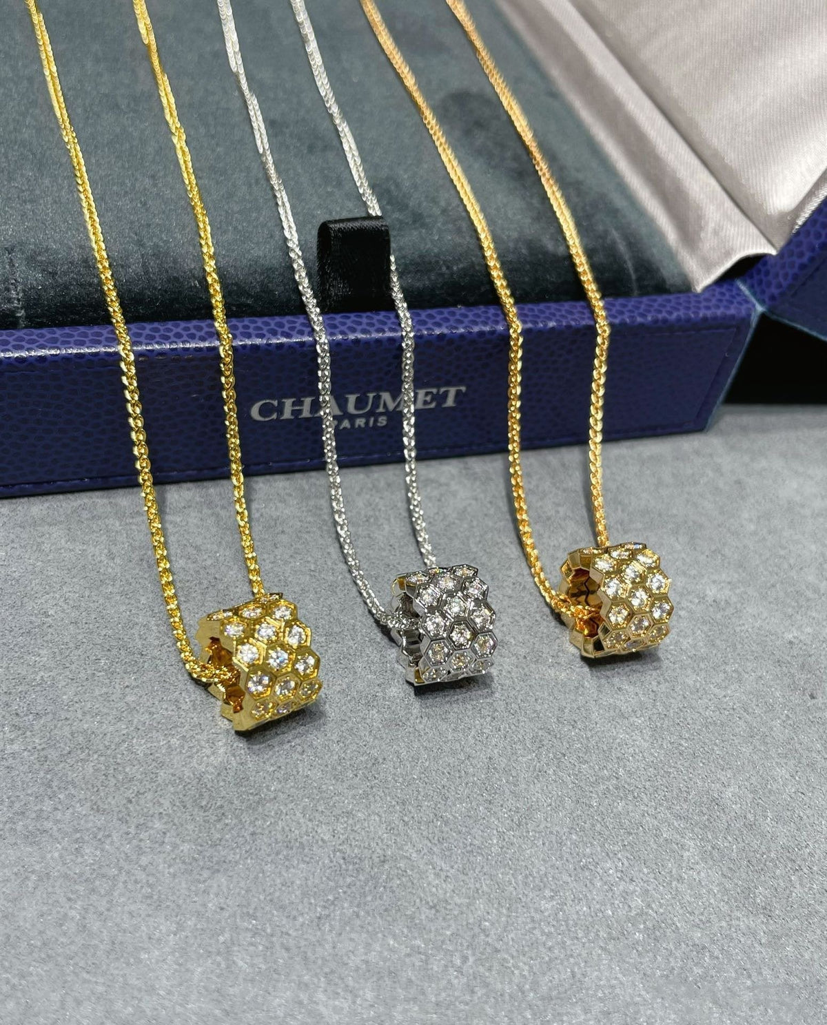 [Elara jewelsry ]BEE LOVE DIAMOND PAVED 3 ROW NECKLACE