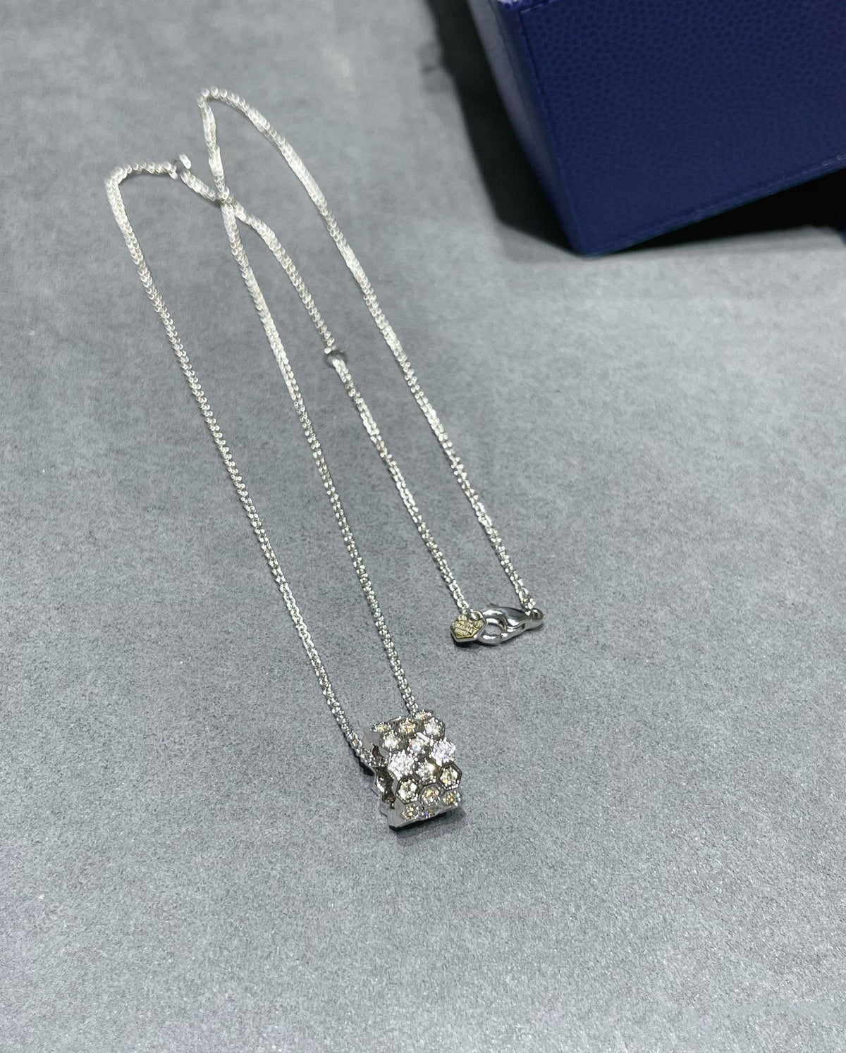 [Elara jewelsry ]BEE LOVE DIAMOND PAVED 3 ROW NECKLACE