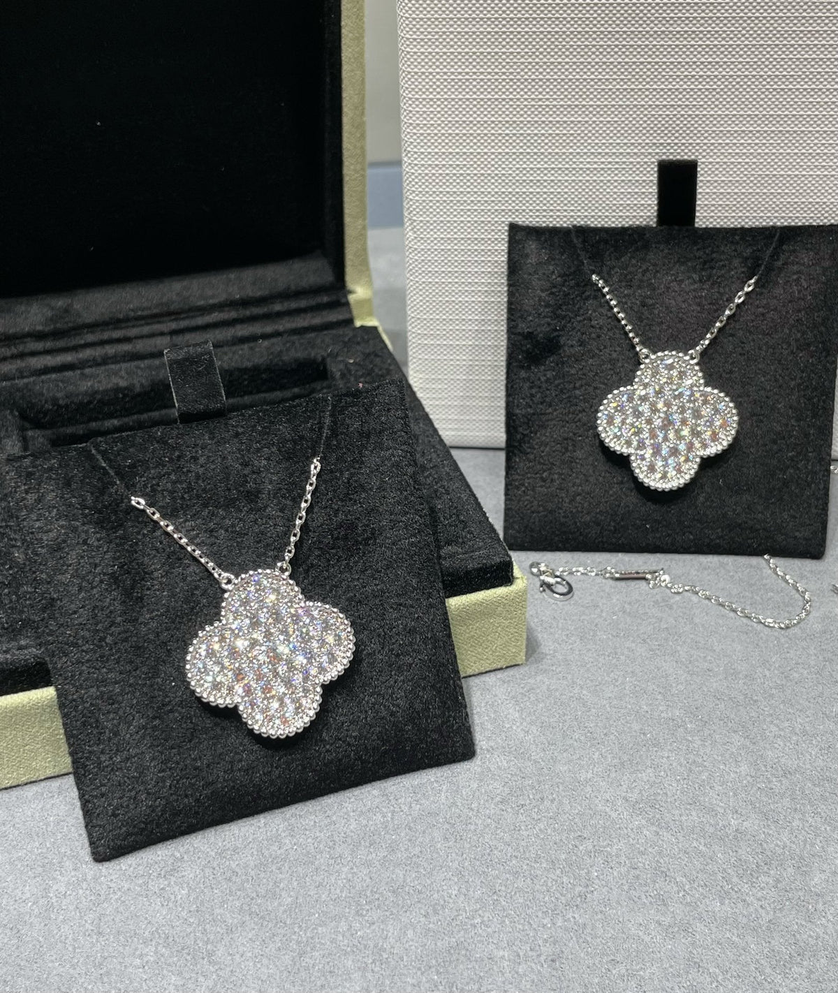 [Elara jewelsry ]CLOVER 25MM LARGE PENDANT DIAMOND PAVED SILVER NECKLACE