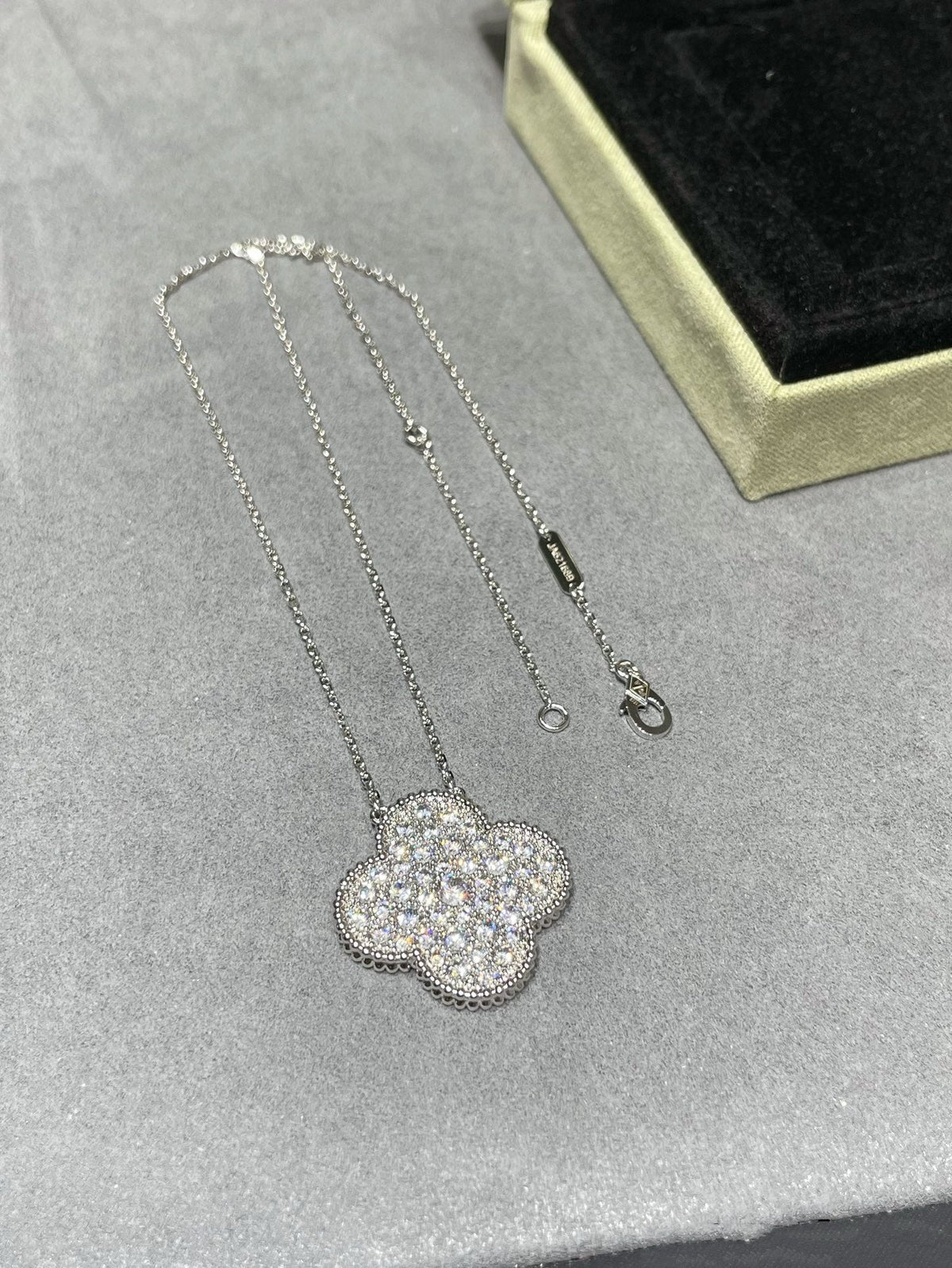 [Elara jewelsry ]CLOVER 25MM LARGE PENDANT DIAMOND PAVED SILVER NECKLACE