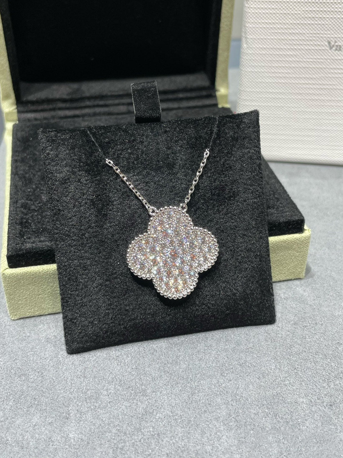 [Elara jewelsry ]CLOVER 25MM LARGE PENDANT DIAMOND PAVED SILVER NECKLACE