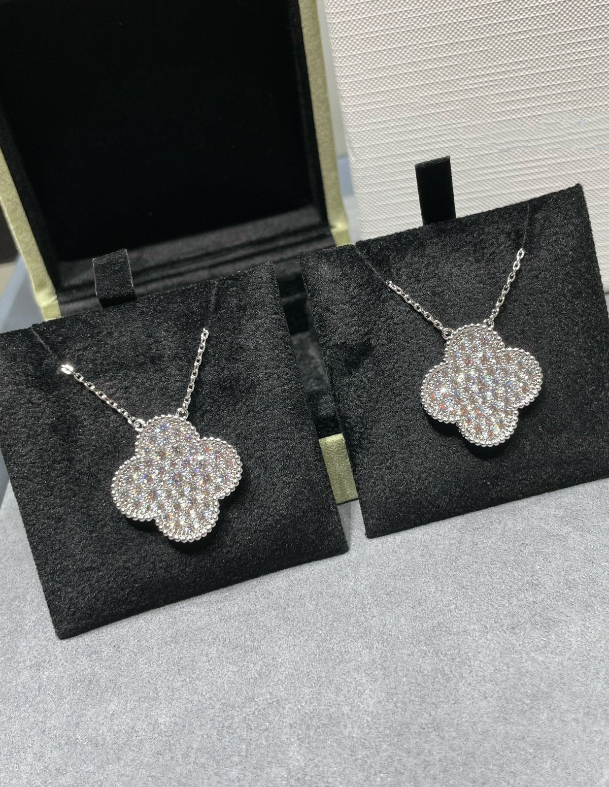 [Elara jewelsry ]CLOVER 25MM LARGE PENDANT DIAMOND PAVED SILVER NECKLACE