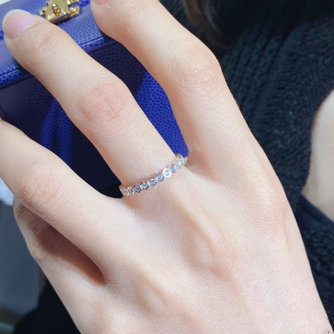 [Elara jewelsry ]BEE LOVE DIAMOND PAVED SMALL RING