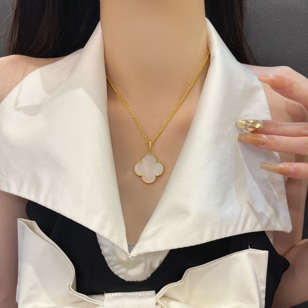 [Elara jewelsry ]CLOVER 25MM MOP LARGE PENDANT NECKLACE