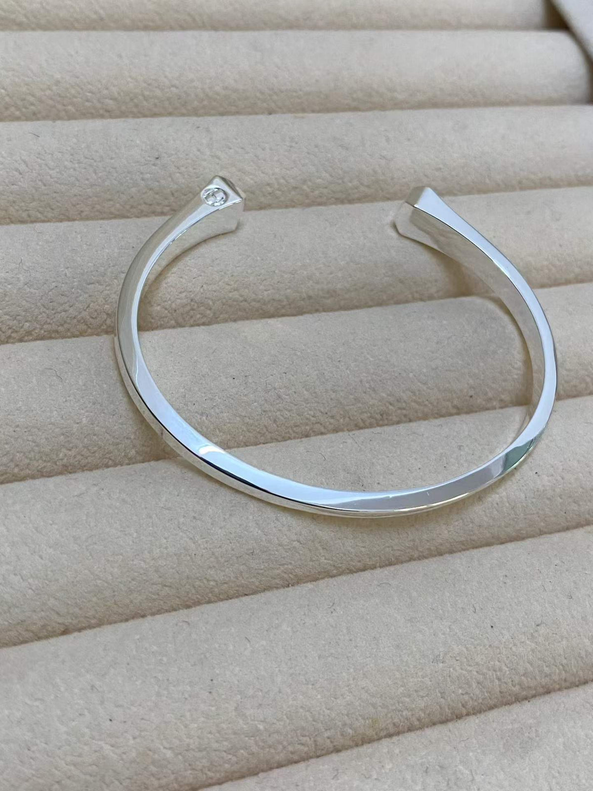 [Elara jewelsry]CLOU DE FORGE SQUARE CONE STUDS OPEN CUFF ONE SIZE