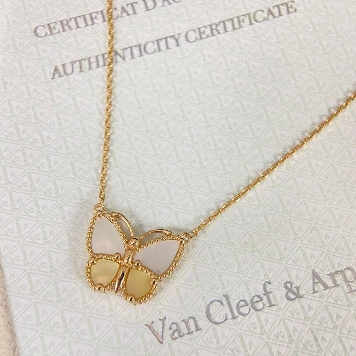 [Elara jewelsry]NEW ROSE GOLD WHITE MOTHER OF PEARL BUTTERFLY NECKLACE