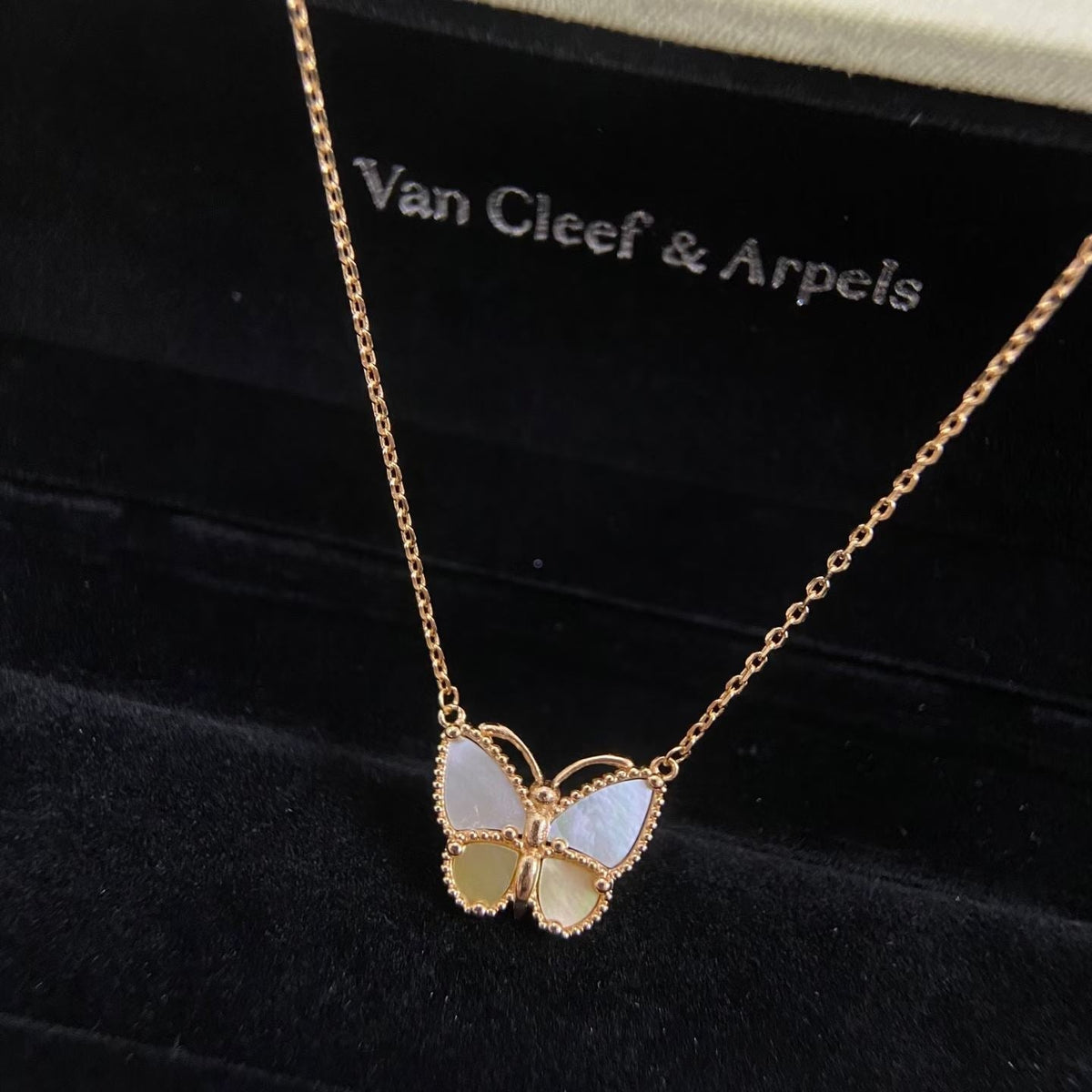 [Elara jewelsry]NEW ROSE GOLD WHITE MOTHER OF PEARL BUTTERFLY NECKLACE