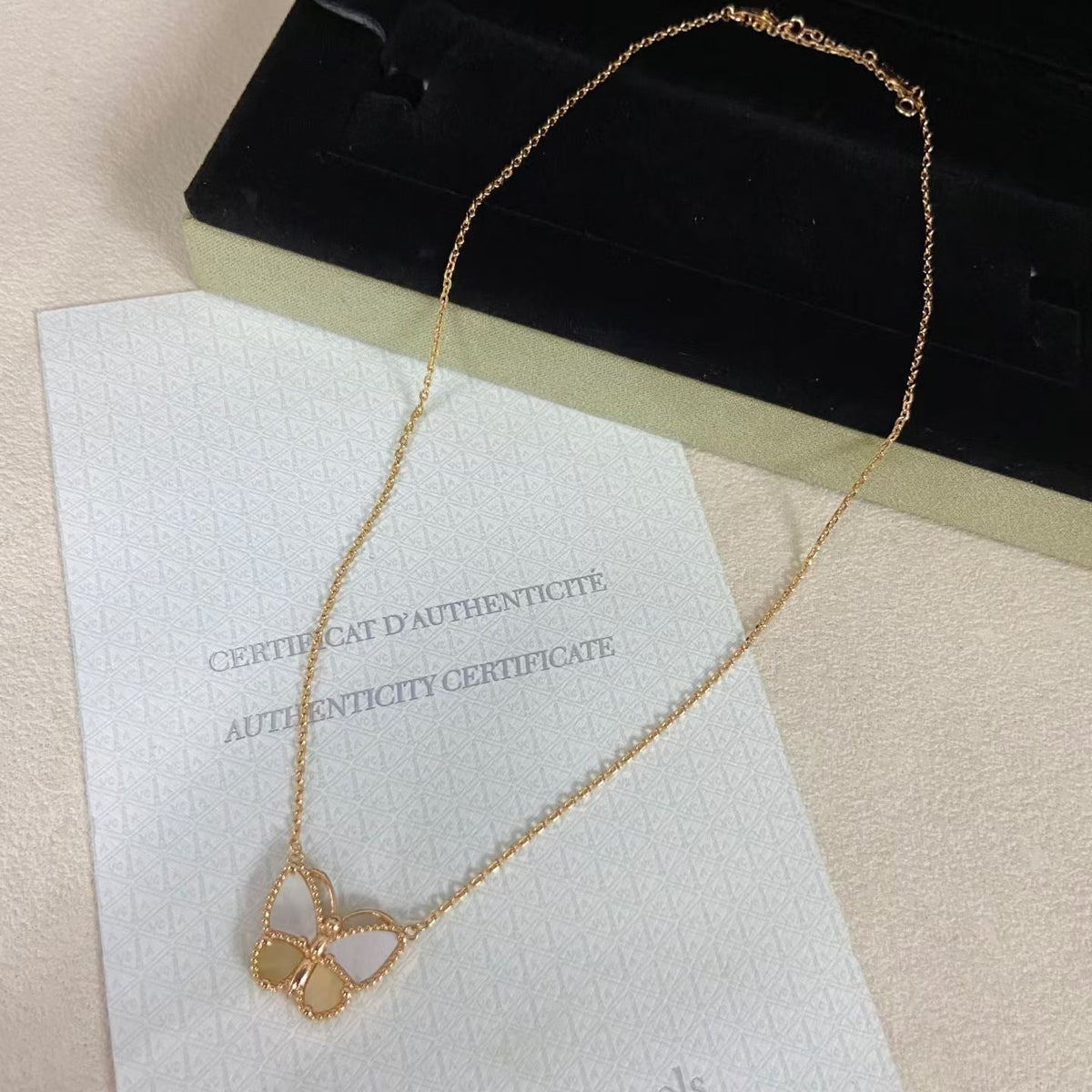 [Elara jewelsry]NEW ROSE GOLD WHITE MOTHER OF PEARL BUTTERFLY NECKLACE