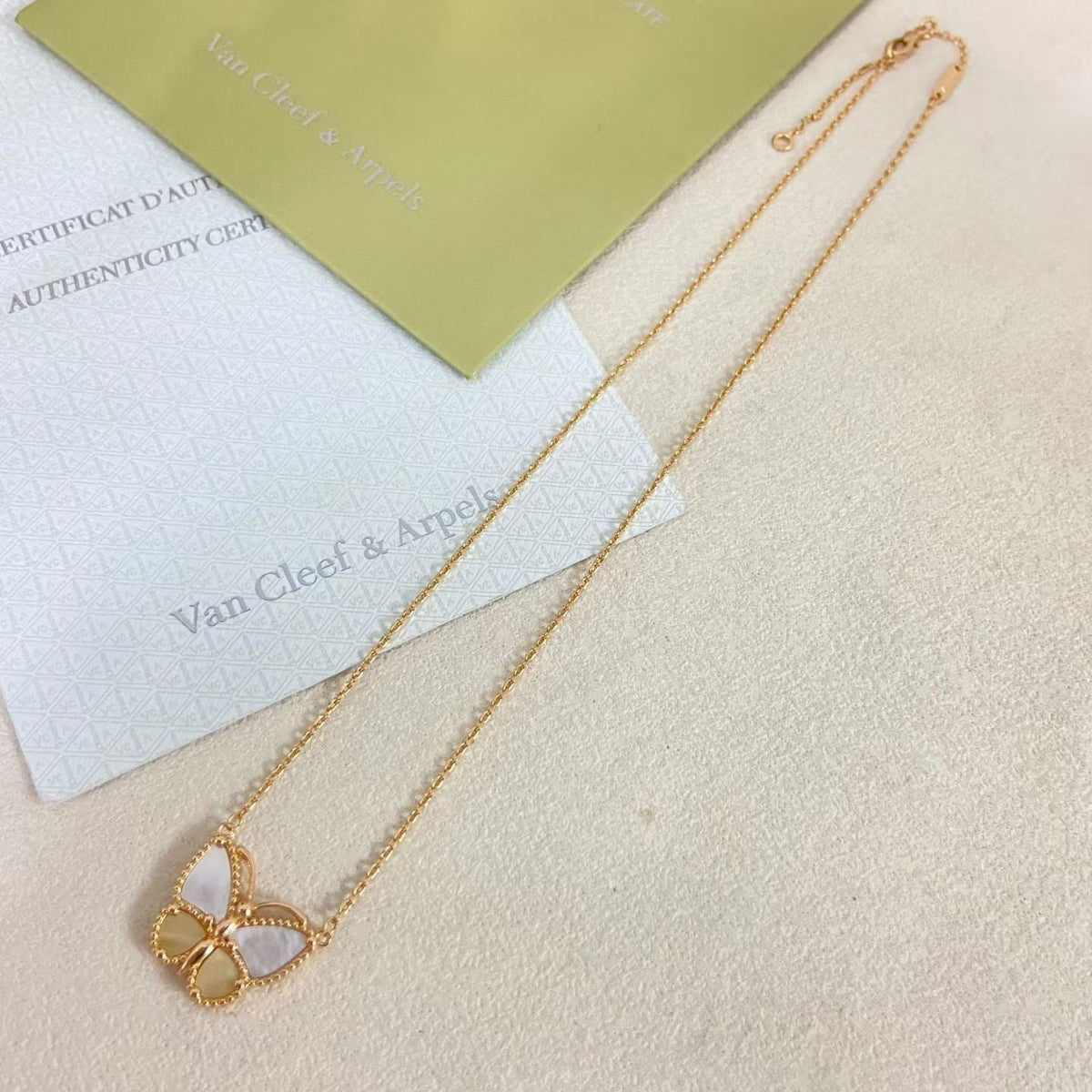 [Elara jewelsry]NEW ROSE GOLD WHITE MOTHER OF PEARL BUTTERFLY NECKLACE