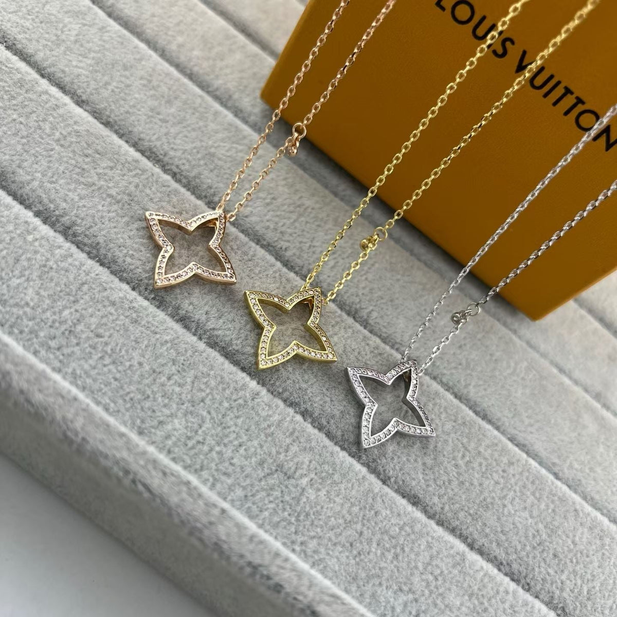[Elara jewelsry]FOUR-LEAF CLOVER OPENWORK NECKLACE