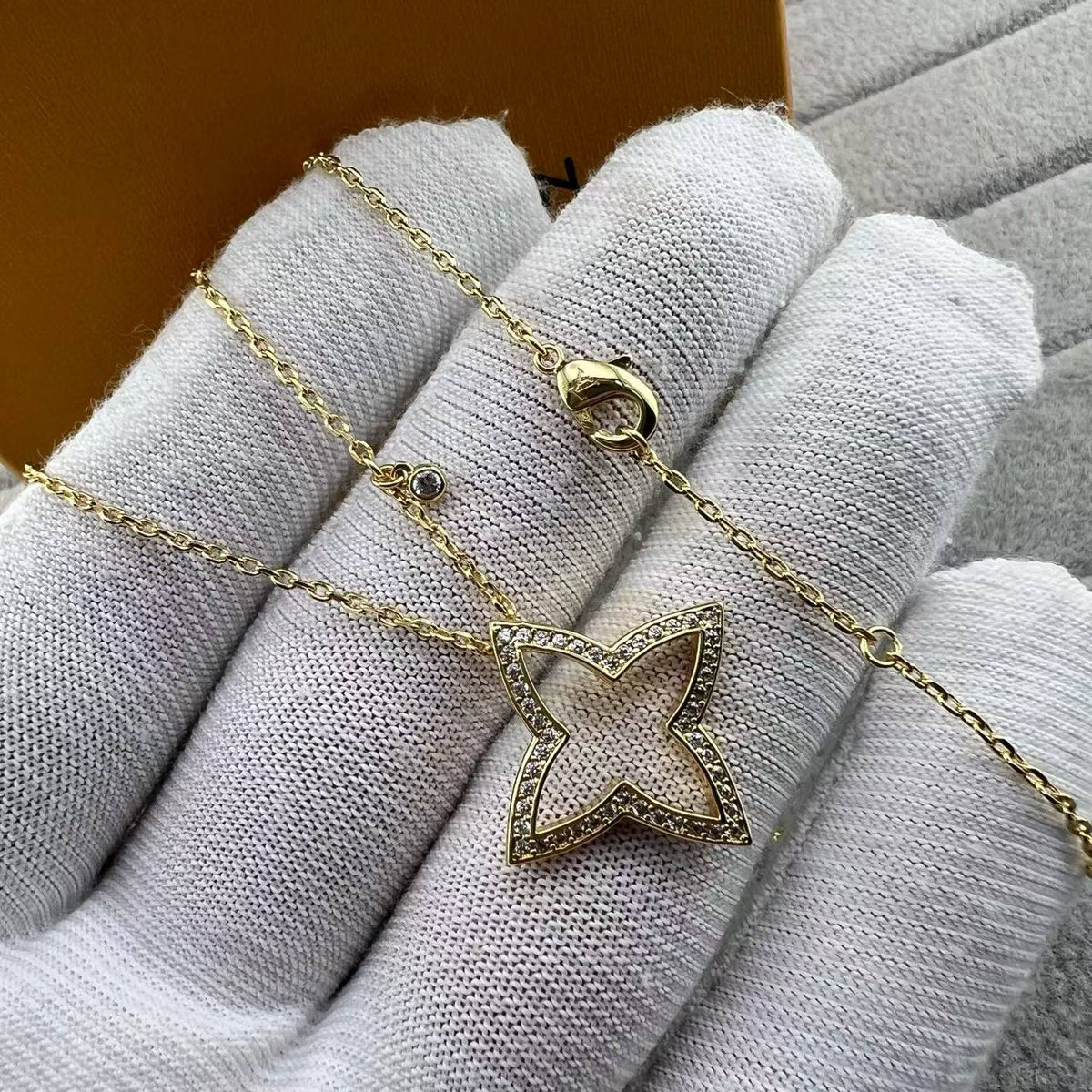 [Elara jewelsry]FOUR-LEAF CLOVER OPENWORK NECKLACE