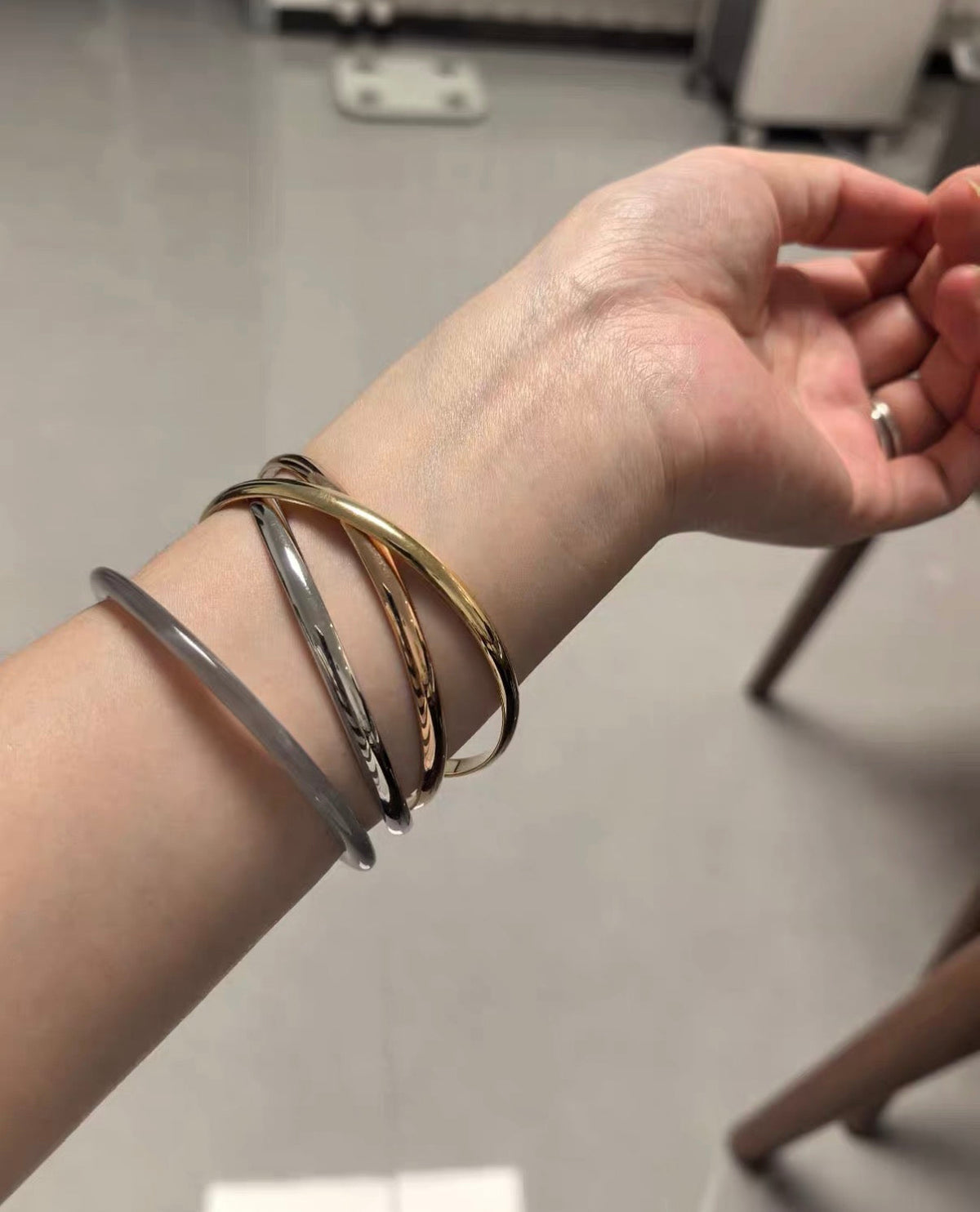 [Elara]TRINITY COLLECTION CLASSIC THREE-COLOUR GOLD TRIPLE BAND BANGLE