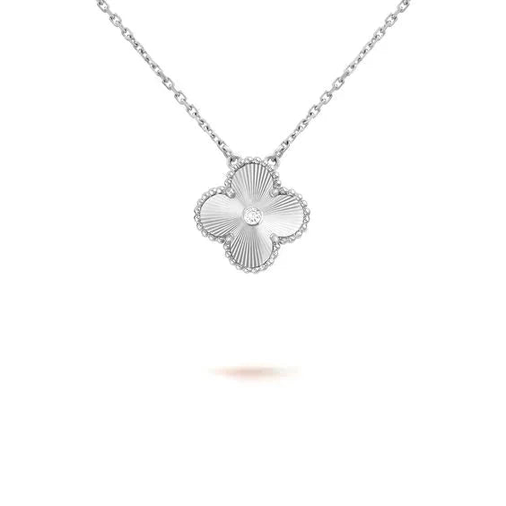 [Elara jewelsry ]CLOVER  15MM DIAMOND LASER NECKLACE SILVER