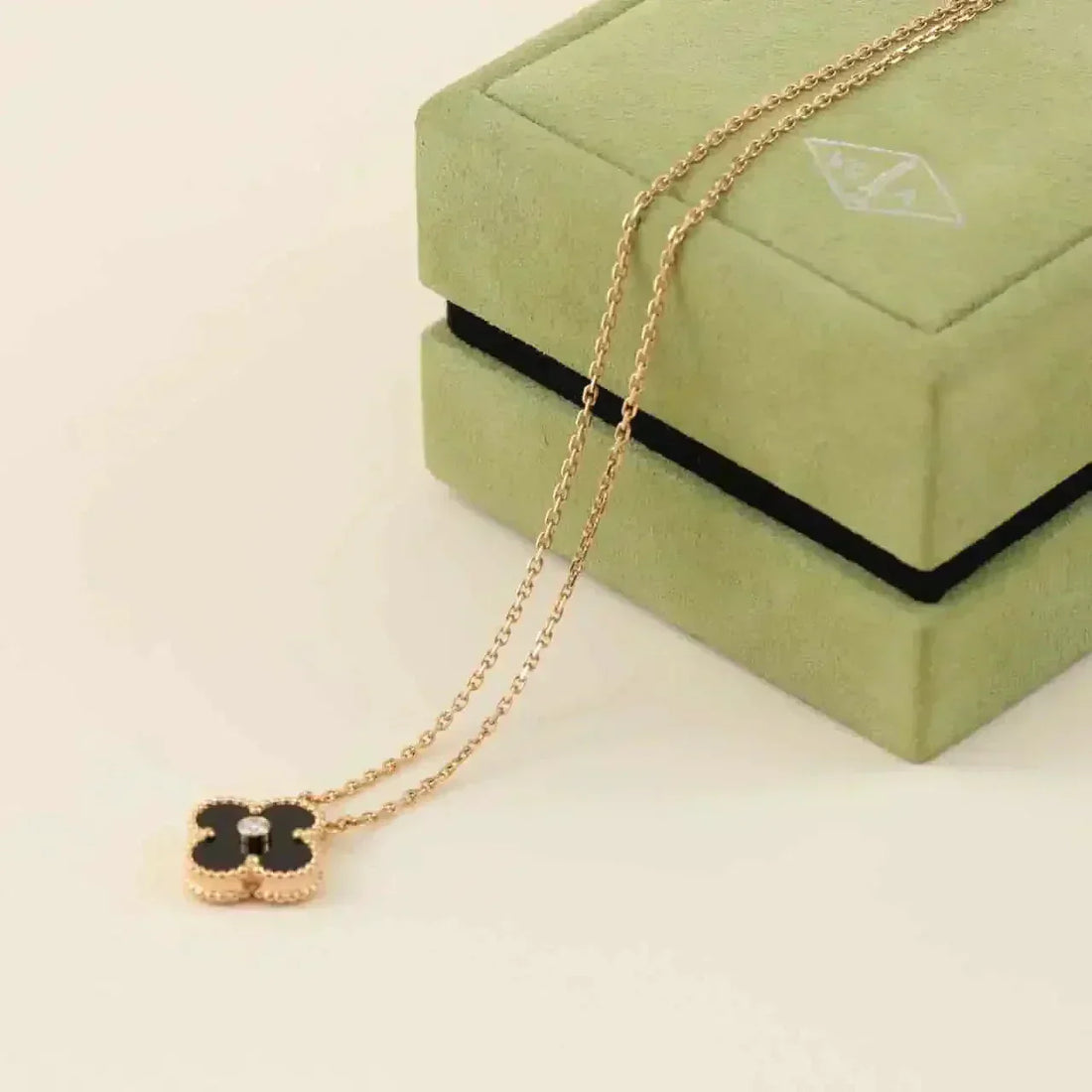 [Elara jewelsry ]CLOVER 15MM DIAMOND ONYX NECKLACE