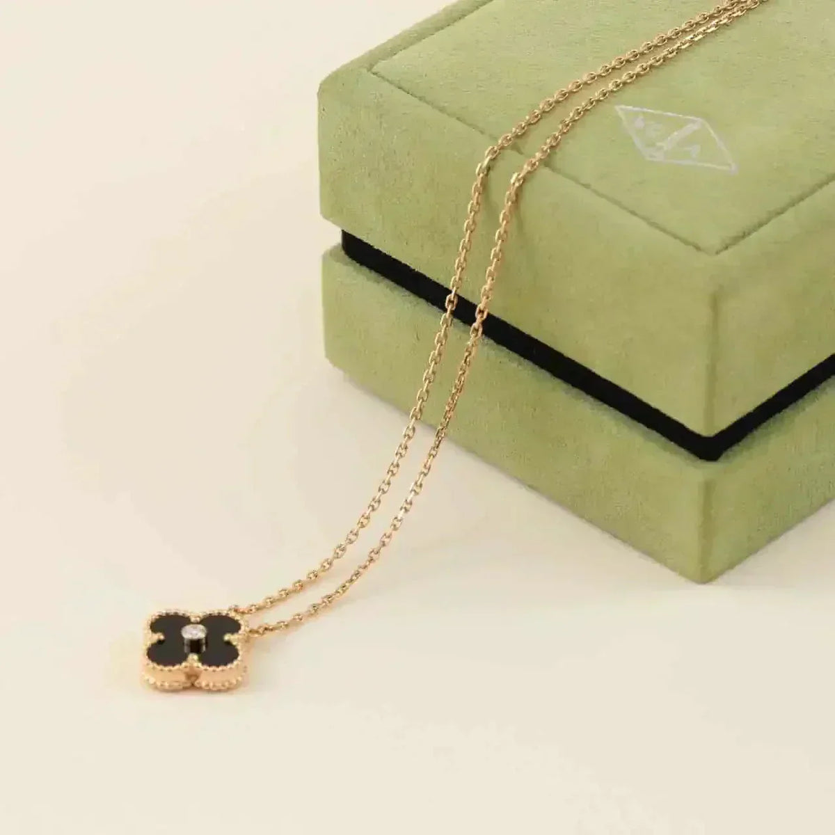 [Elara jewelsry ]CLOVER 15MM DIAMOND ONYX NECKLACE