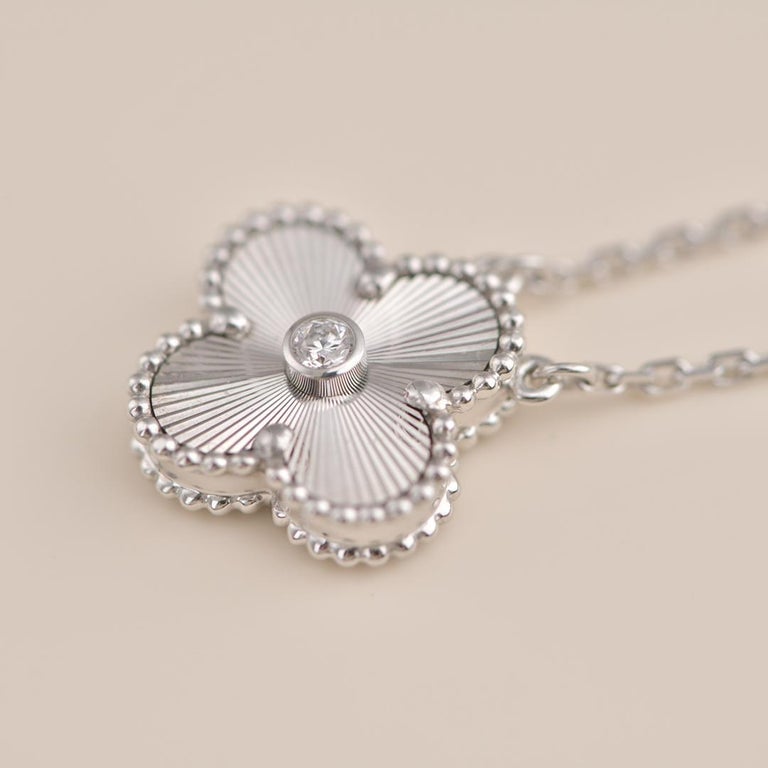 [Elara jewelsry ]CLOVER  15MM DIAMOND LASER NECKLACE SILVER