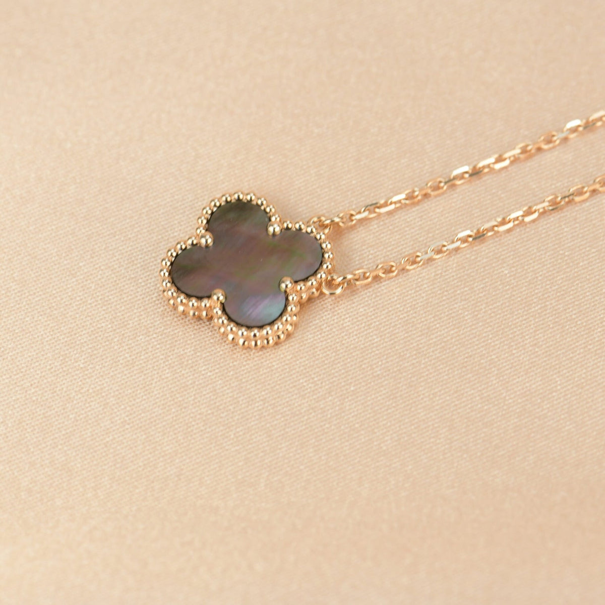 [Elara jewelsry ]CLOVER 15MM  GRAY MOTHER OF PEARL NECKLACE