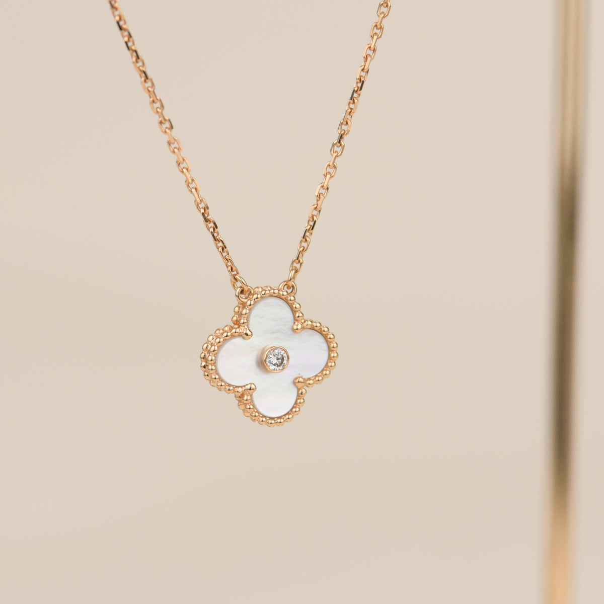 [Elara jewelsry ]CLOVER 15MM DIAMOND WHITE FRITILLARIA NECKLACE