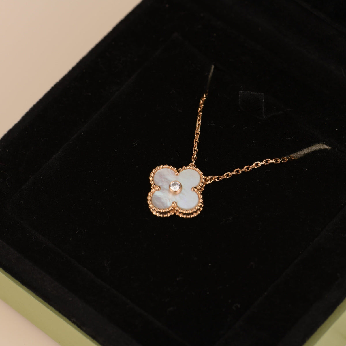 [Elara jewelsry ]CLOVER 15MM DIAMOND WHITE FRITILLARIA NECKLACE