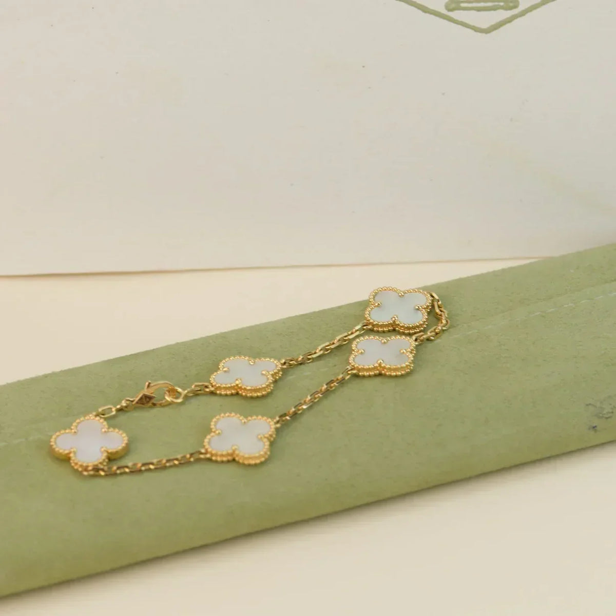 [Elara jewelsry ]CLOVER WHITE PEARL MOP 5 MOTIF BRACELET COLLECTION