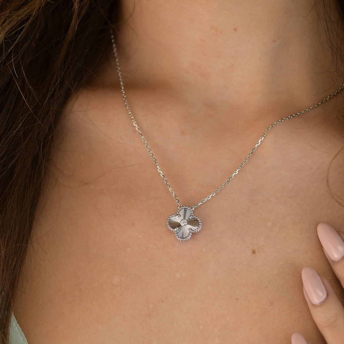 [Elara jewelsry ]CLOVER  15MM DIAMOND LASER NECKLACE SILVER
