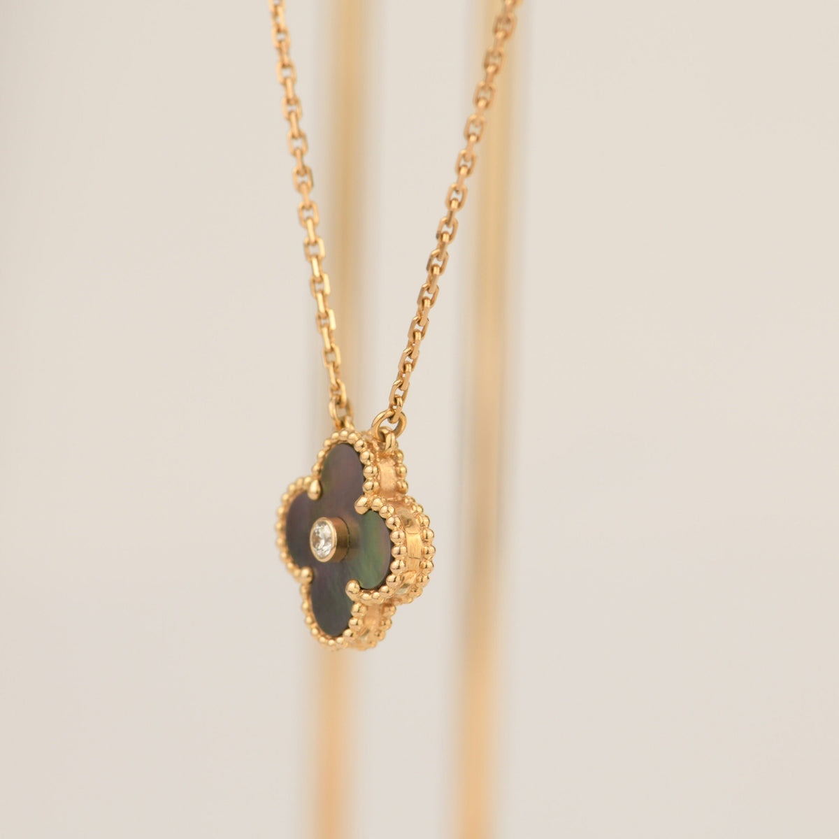 [Elara jewelsry ]CLOVER 15MM DIAMOND AND MOTHER-OF-GREY NECKLACE