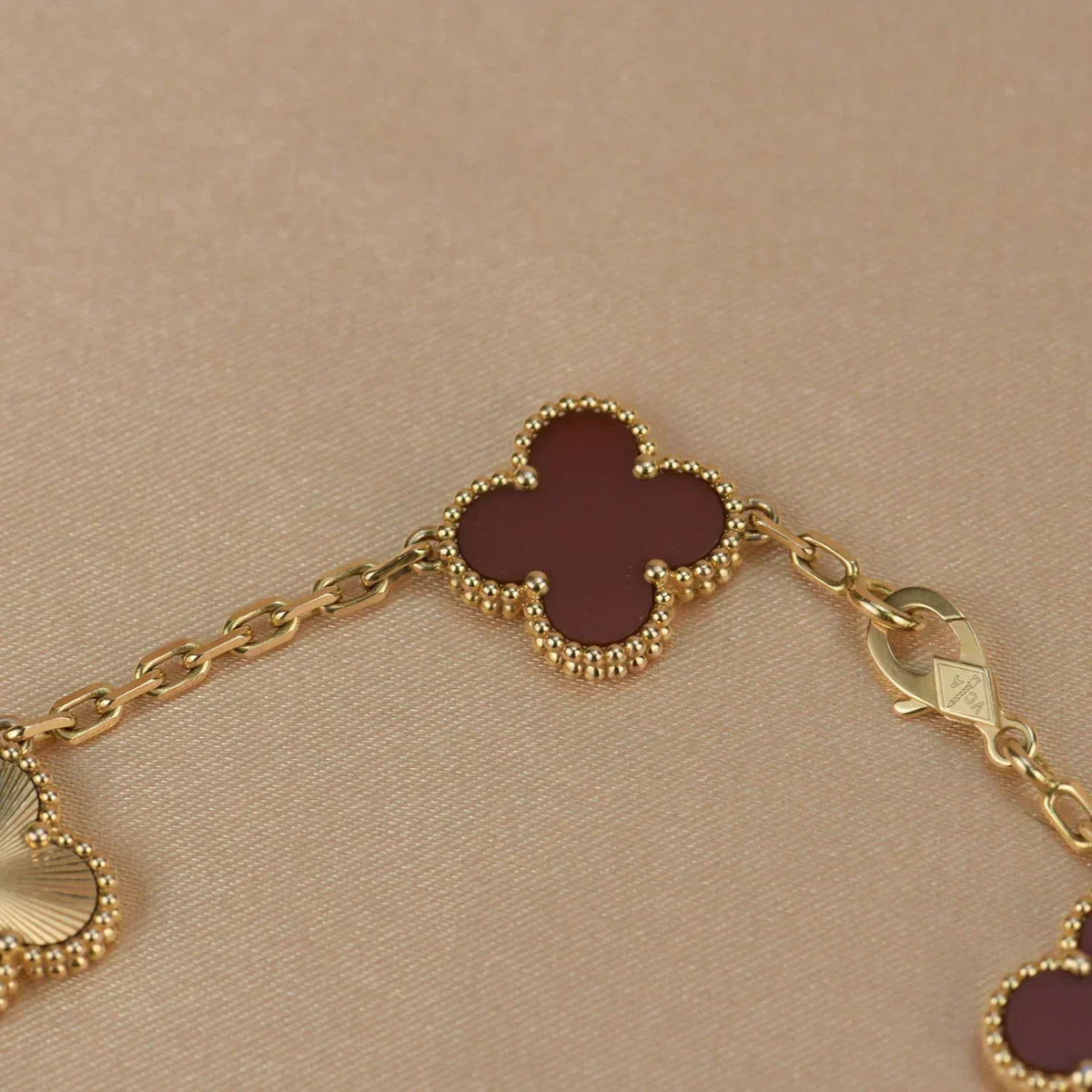 [Elara jewelsry ] CLOVER 5 MOTIF RED CORNELIAN BRACELET COLLECTION