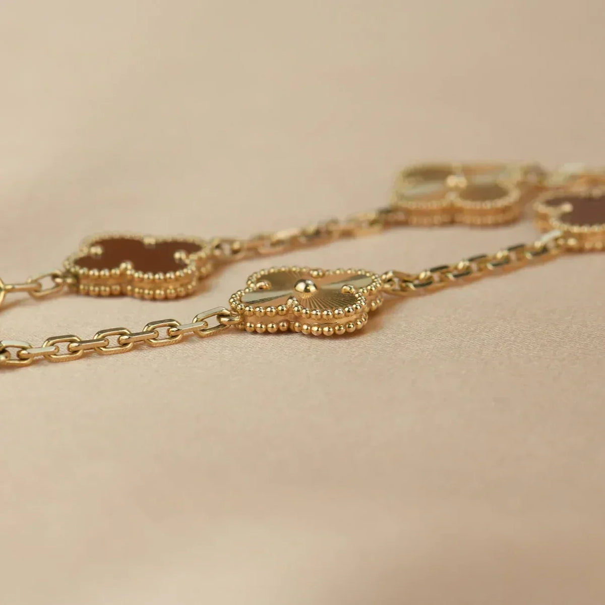 [Elara jewelsry ] CLOVER 5 MOTIF RED CORNELIAN BRACELET COLLECTION