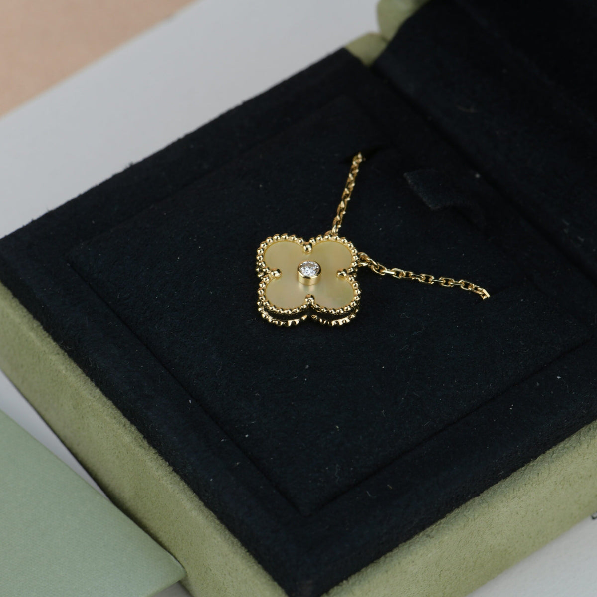 [Elara jewelsry ]CLOVER 15MM DIAMOND GOLD MOTHER OF PEARL NECKLACE