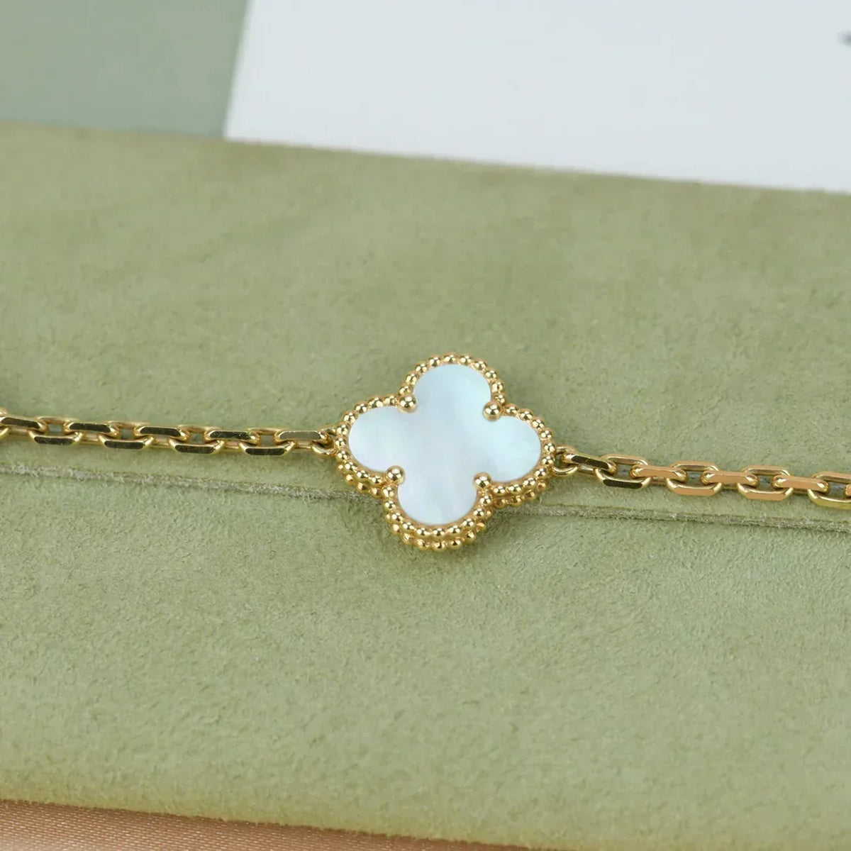 [Elara jewelsry ]CLOVER WHITE PEARL MOP 5 MOTIF BRACELET COLLECTION