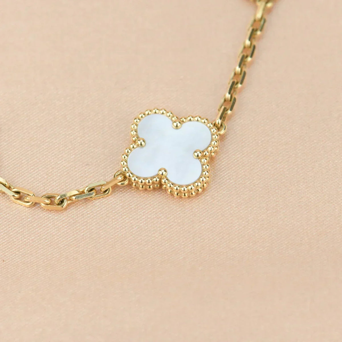 [Elara jewelsry ]CLOVER WHITE PEARL MOP 5 MOTIF BRACELET COLLECTION
