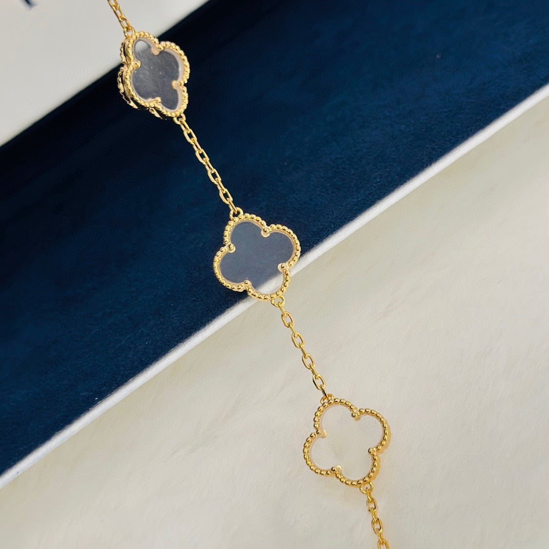 [Elara jewelsry ]CLOVER 5 MOTIF ROCK CRYSTAL BRACELET
