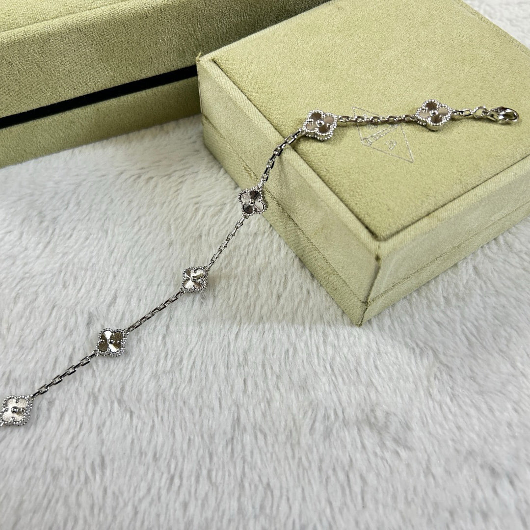 [Elara jewelsry ]CLOVER 6 MOTIF DIAMOND BRACELET