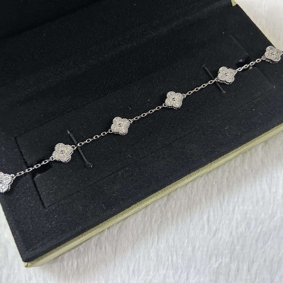 [Elara jewelsry ]CLOVER 6 MOTIF DIAMOND BRACELET