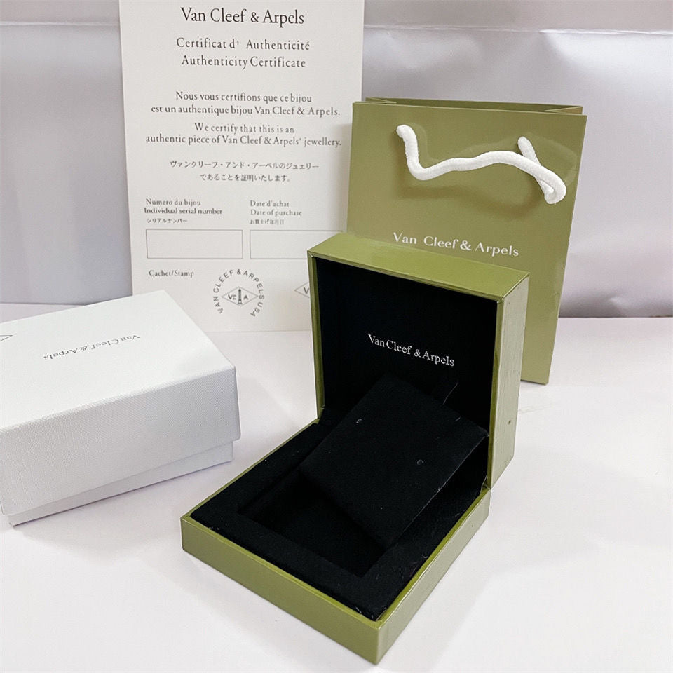 [Elara jewelsry ]VA CLOVER BRACELET NECKLACE RING BOX GIFT BAG
