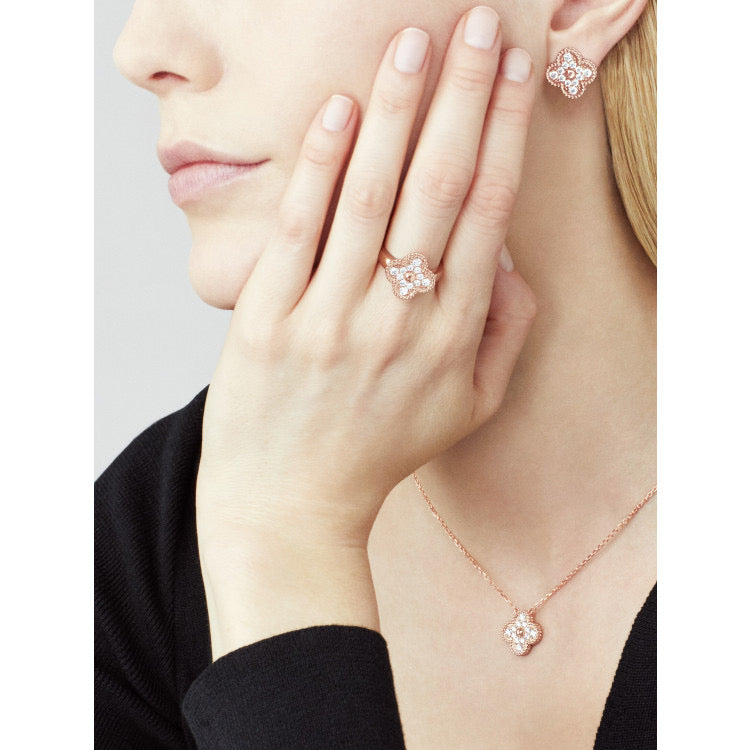 [Elara jewelsry ]CLOVER 15MM DIAMOND SINGLE FLOWER NECKLACE