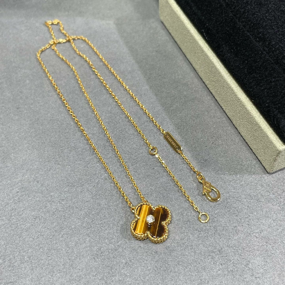 [Elara jewelsry ]CLOVER 15MM DIAMOND AND YELLOW TIGER'S EYE AGATE necklace