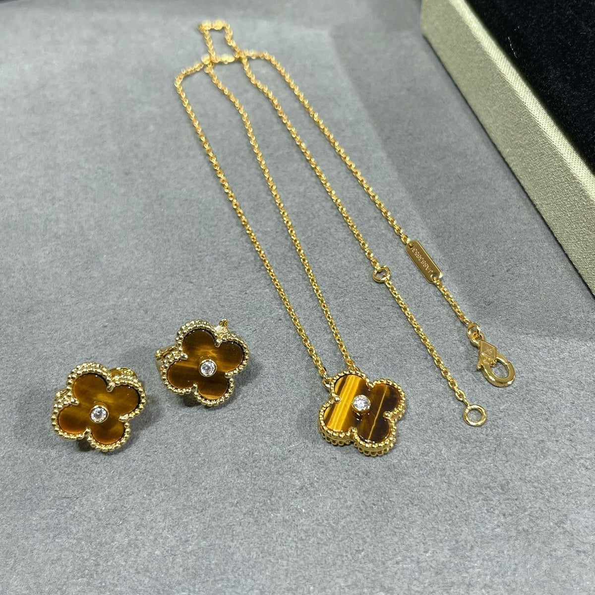 [Elara jewelsry ]CLOVER 15MM DIAMOND AND YELLOW TIGER'S EYE AGATE necklace