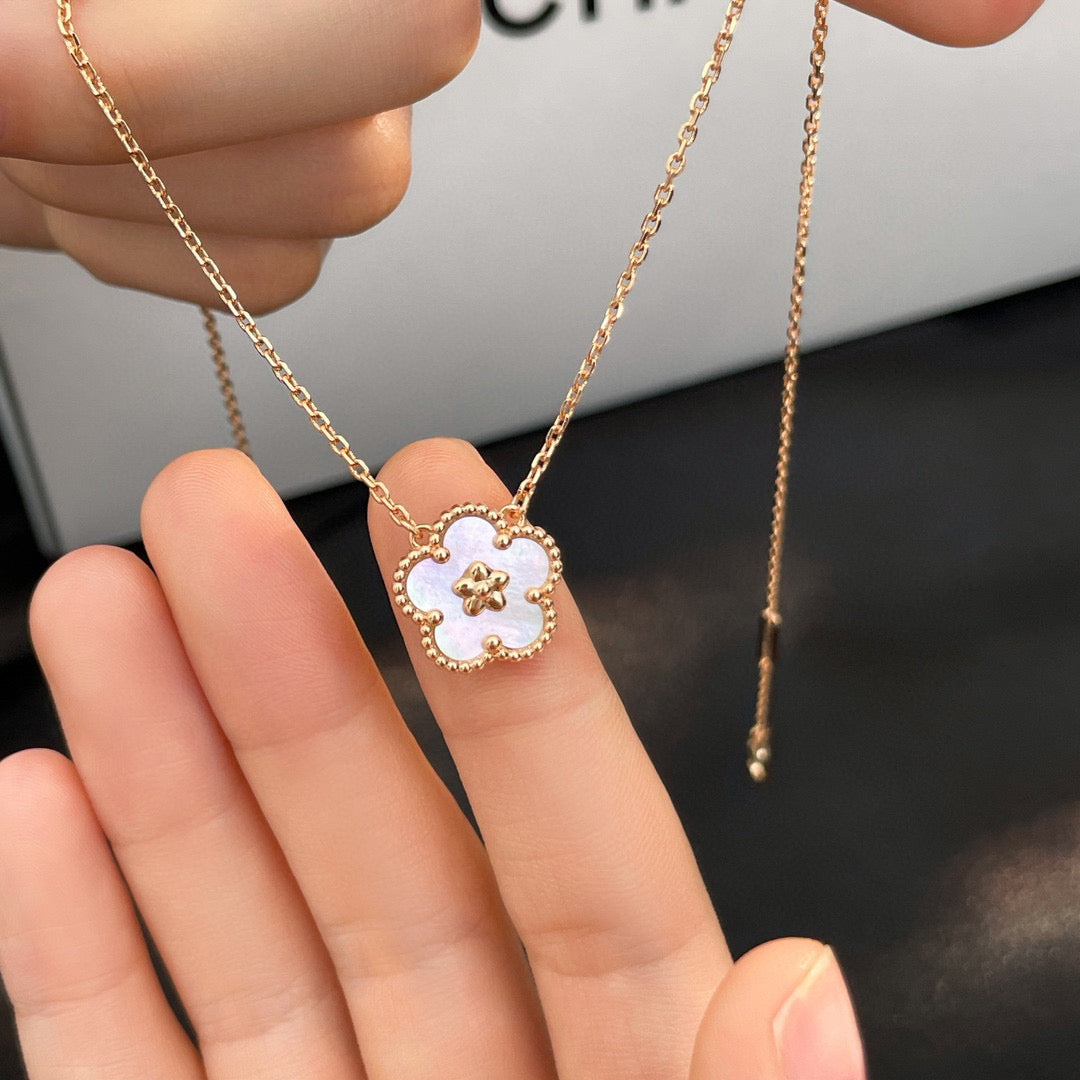 [Elara jewelsry ]LUCKY  WHITE MOP  PLUM BLOSSOM NECKLACE