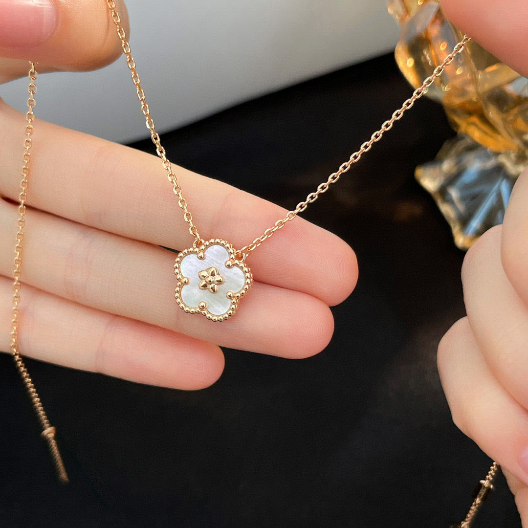 [Elara jewelsry ]LUCKY  WHITE MOP  PLUM BLOSSOM NECKLACE