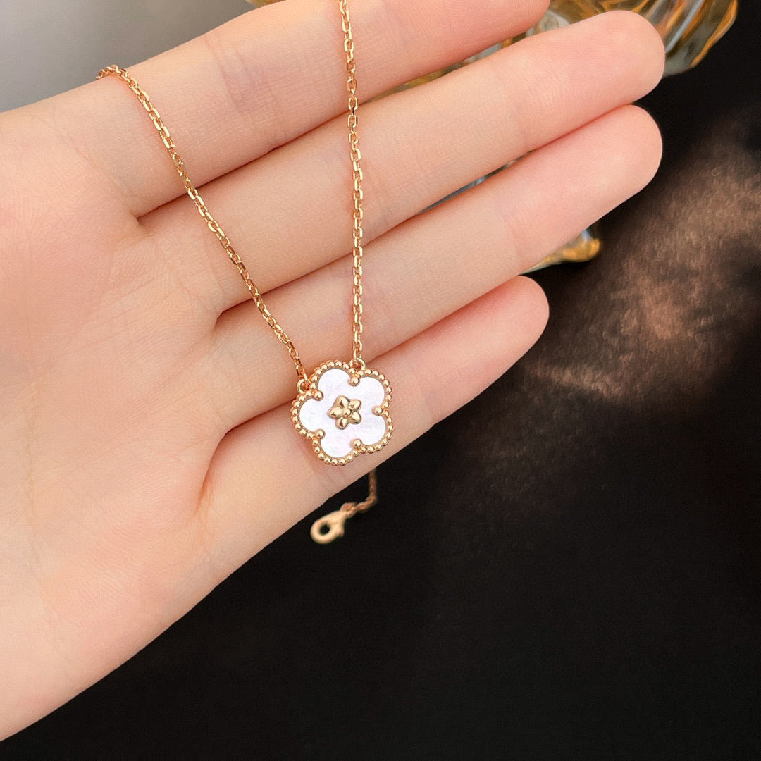[Elara jewelsry ]LUCKY  WHITE MOP  PLUM BLOSSOM NECKLACE