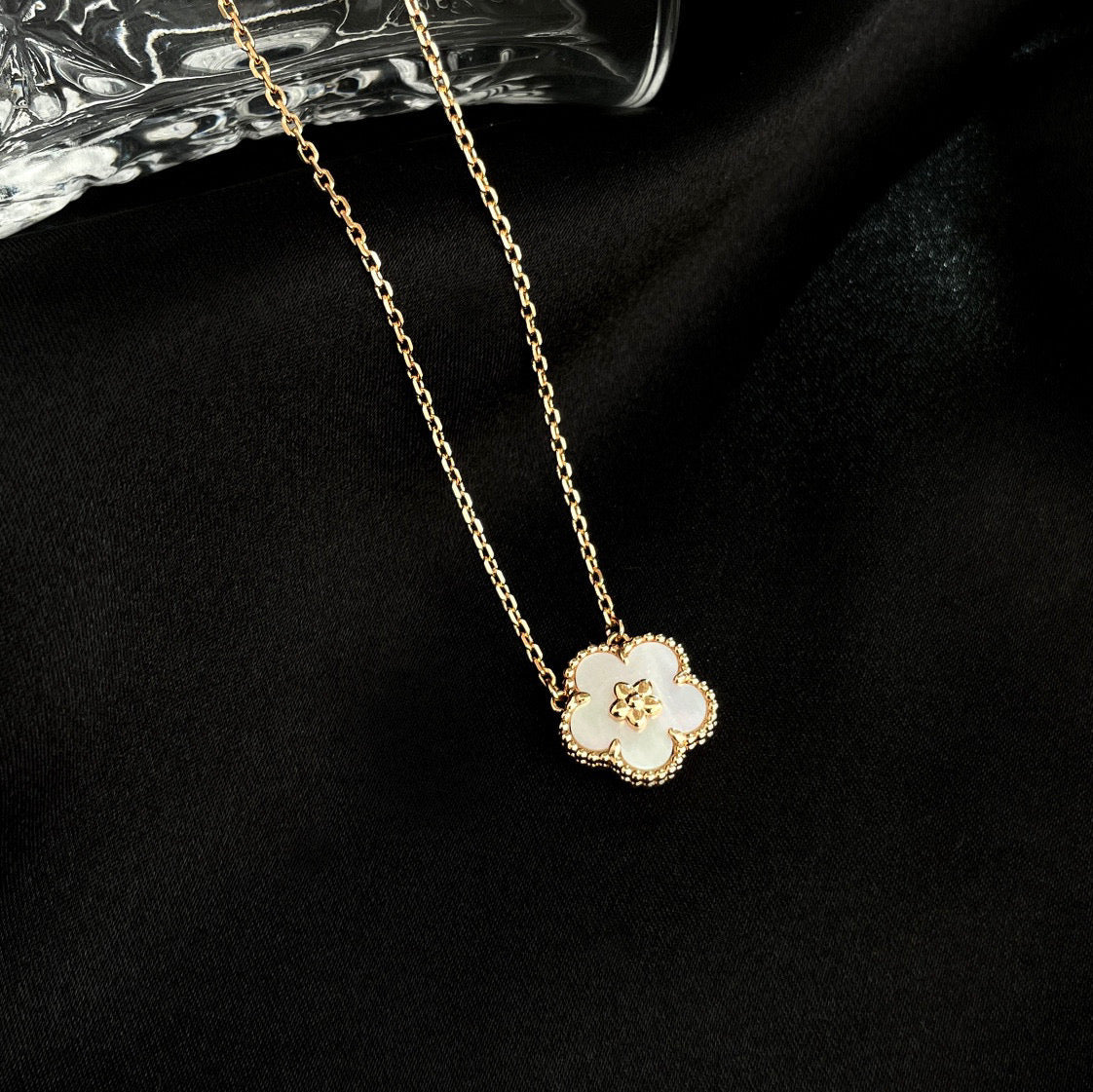 [Elara jewelsry ]LUCKY  WHITE MOP  PLUM BLOSSOM NECKLACE
