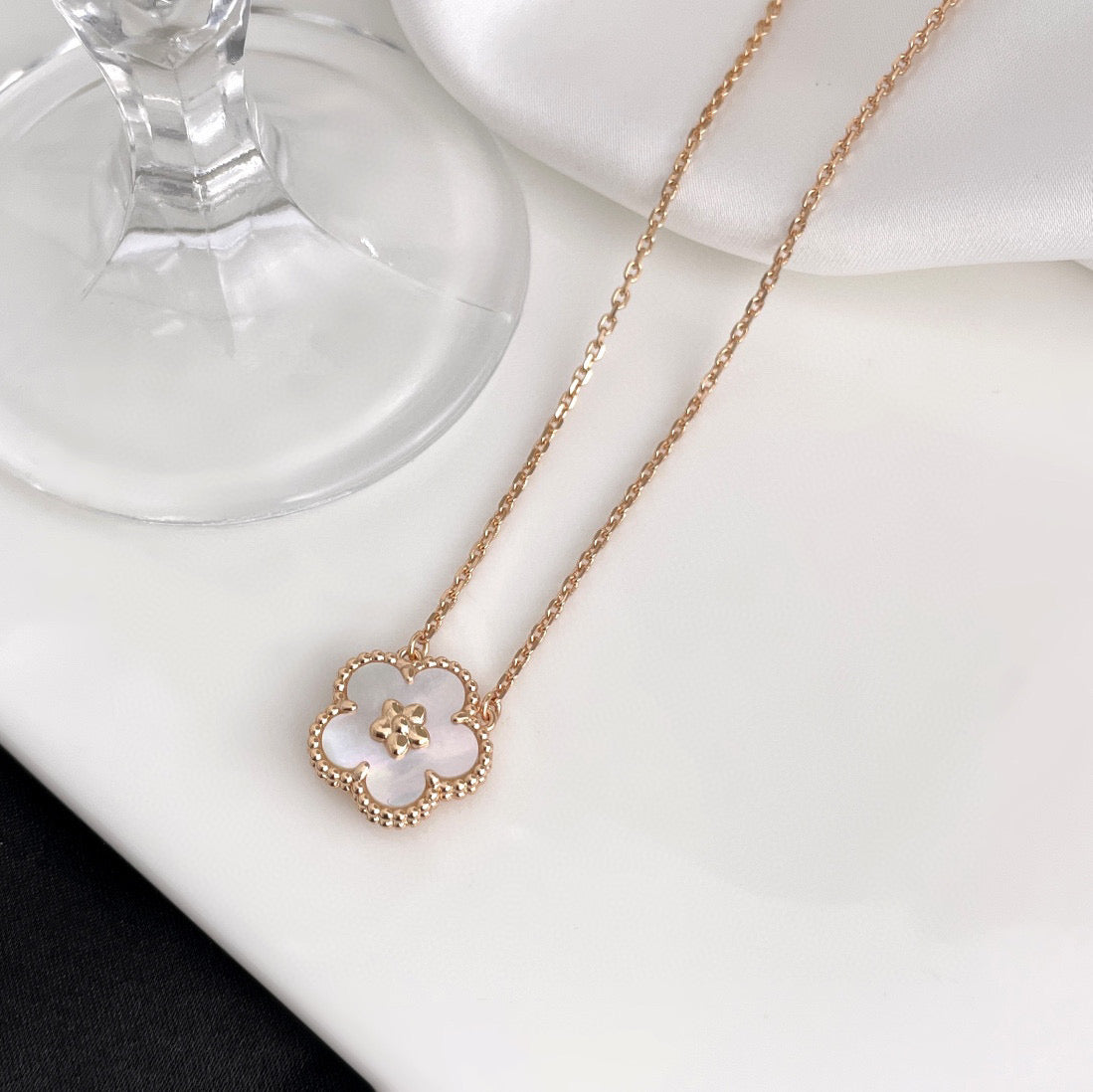 [Elara jewelsry ]LUCKY  WHITE MOP  PLUM BLOSSOM NECKLACE