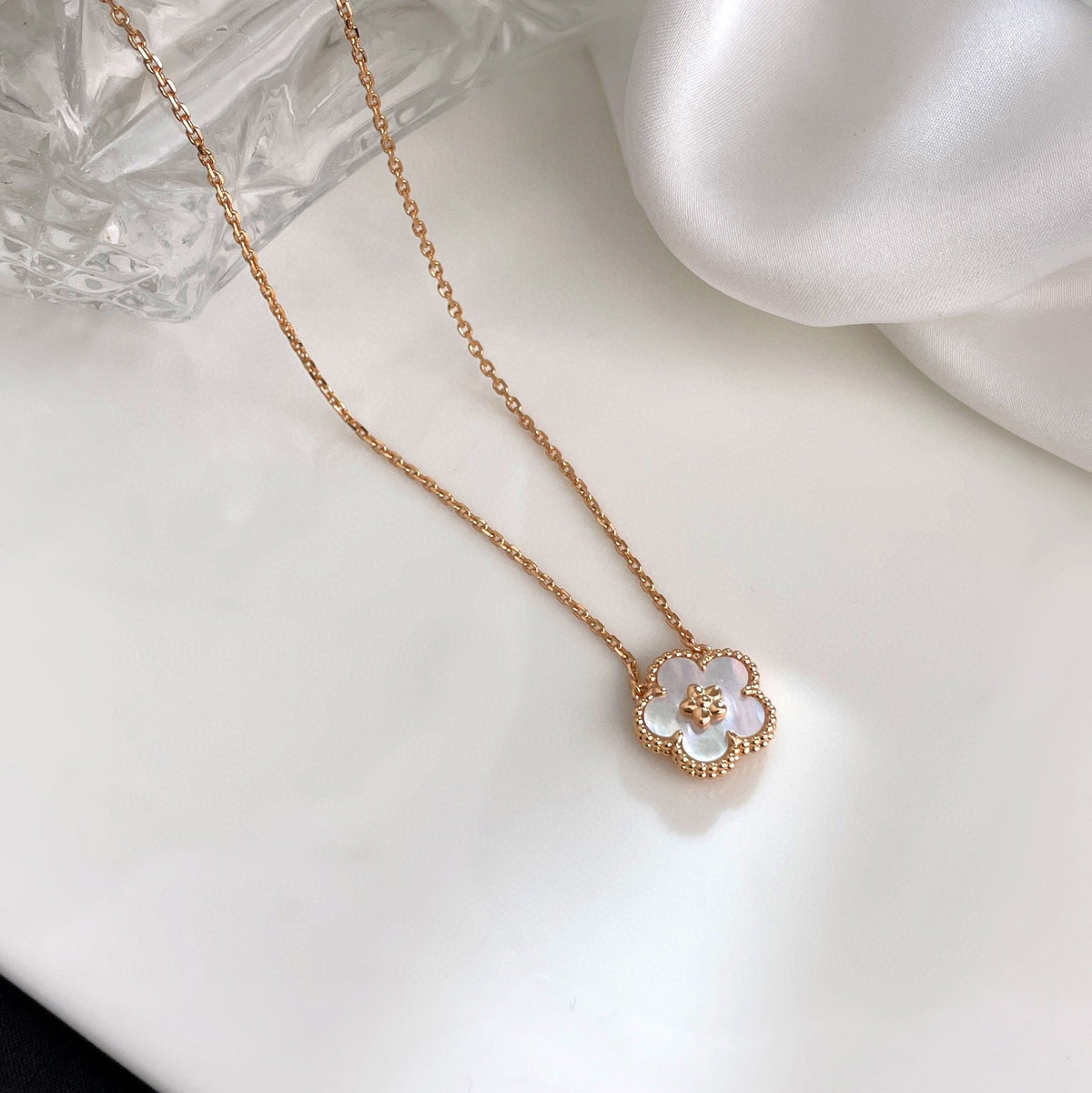 [Elara jewelsry ]LUCKY  WHITE MOP  PLUM BLOSSOM NECKLACE