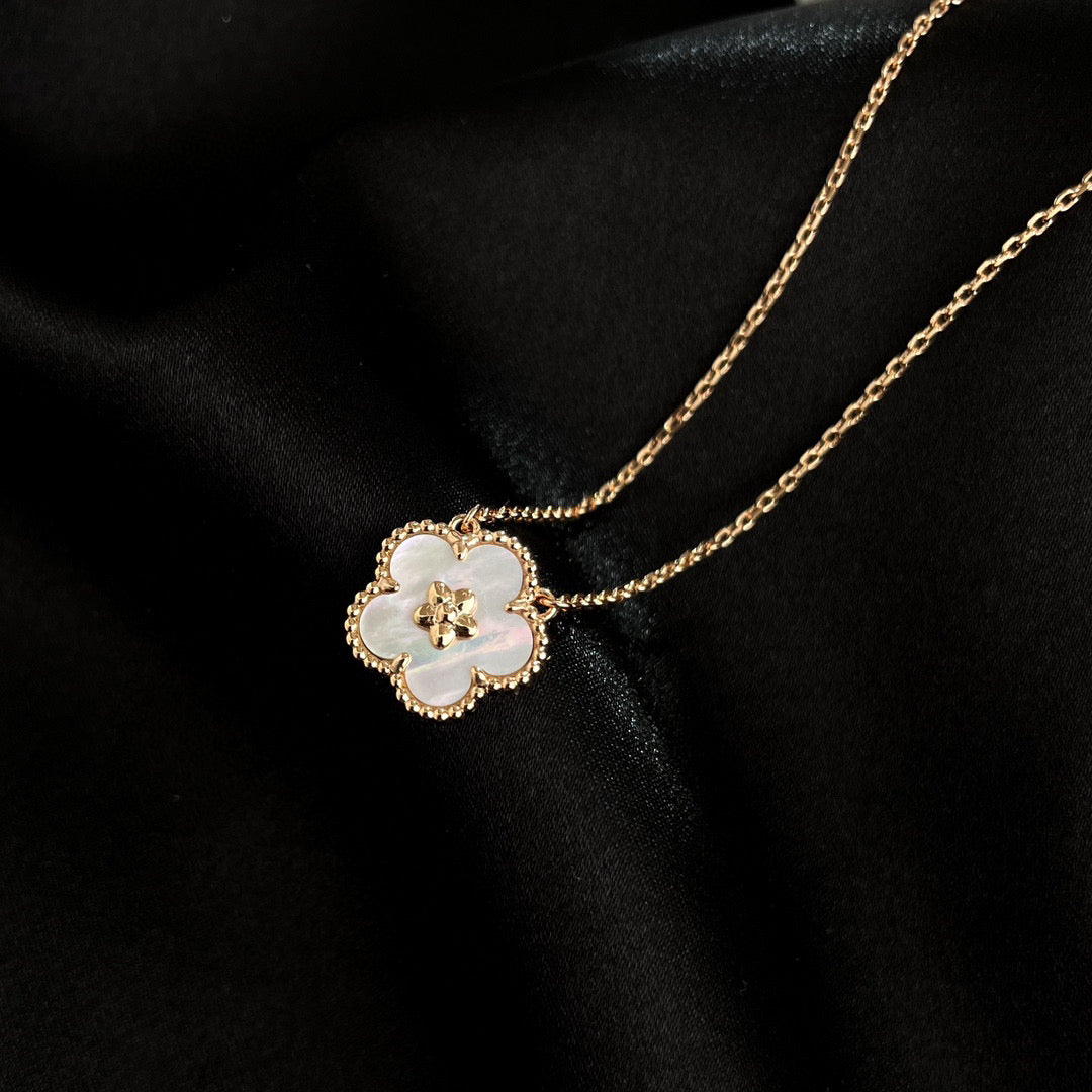 [Elara jewelsry ]LUCKY  WHITE MOP  PLUM BLOSSOM NECKLACE