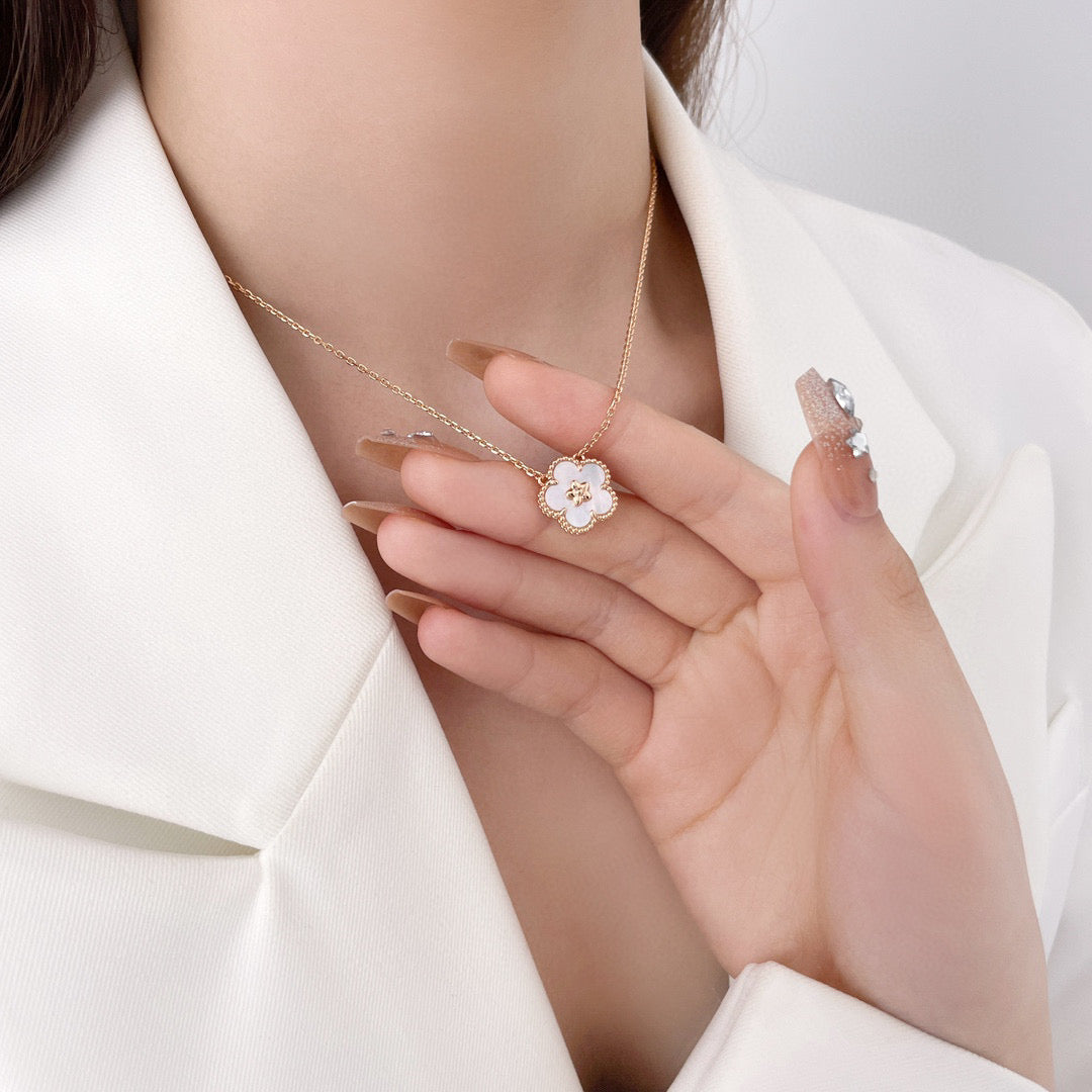 [Elara jewelsry ]LUCKY  WHITE MOP  PLUM BLOSSOM NECKLACE