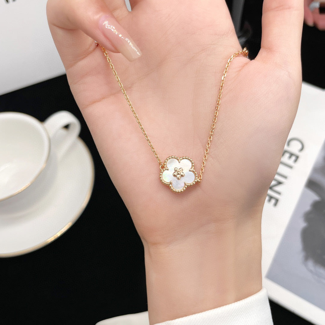 [Elara jewelsry ]LUCKY  WHITE MOP  PLUM BLOSSOM NECKLACE