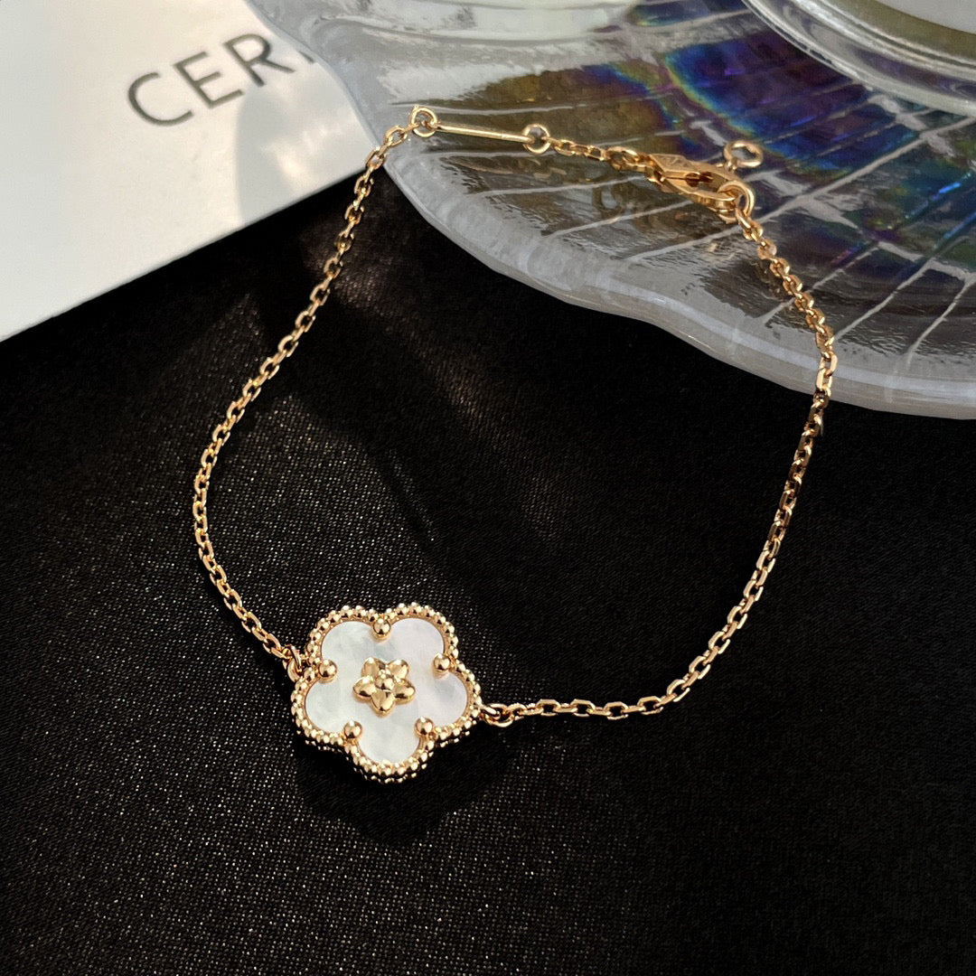 [Elara jewelsry ]LUCKY WHITE MOP PLUM BLOSSOM  BRACELET