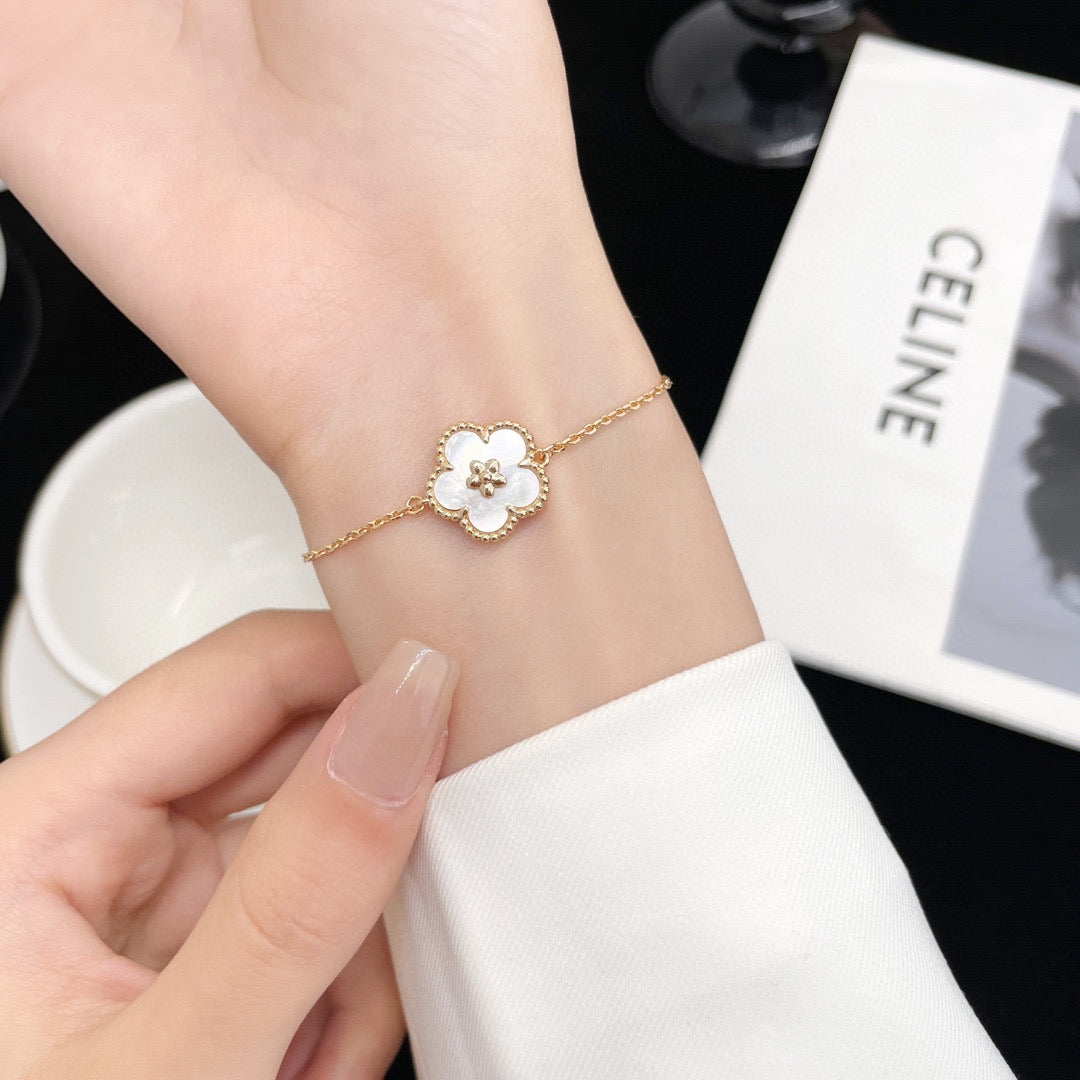 [Elara jewelsry ]LUCKY WHITE MOP PLUM BLOSSOM  BRACELET